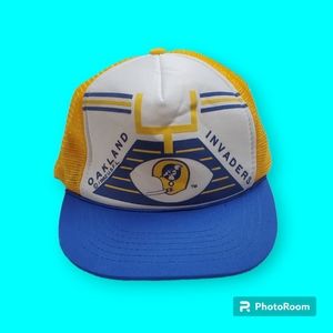 Oakland Invaders USFL 1982 NWOT white / yellow / blue snapback hat Sz Med / Lrg